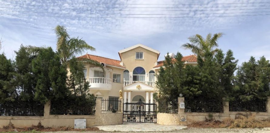 6 bedrooms Villa in Paphos, Cyprus No. 37783