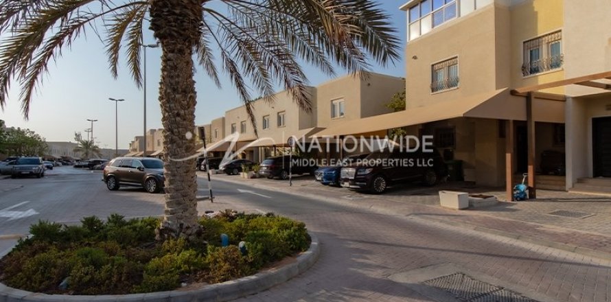 3 bedrooms Villa in Abu Dhabi, UAE No. 3353