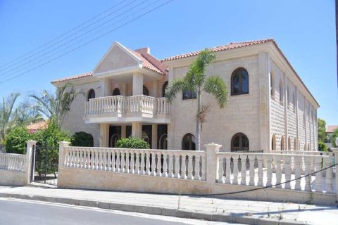 5 bedrooms Villa in Oroklini, Cyprus No. 31624 1