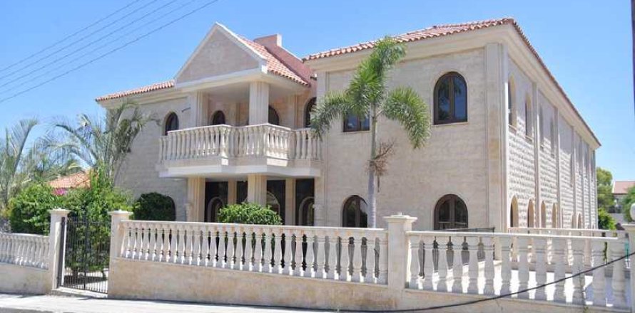 5 bedrooms Villa in Oroklini, Cyprus No. 31624