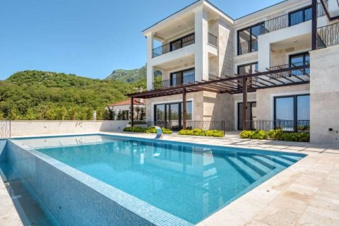 3 dormitorios Apartment en Budva, Montenegro No. 66793 1