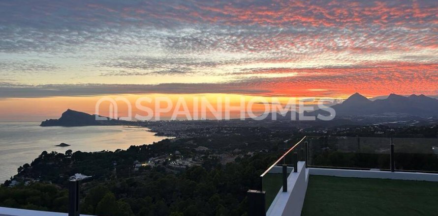 4 bedrooms Villa in Altea, Spain No. 26285