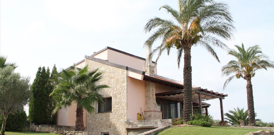 4 bedrooms Villa in Chalkidiki, Greece No. 60612