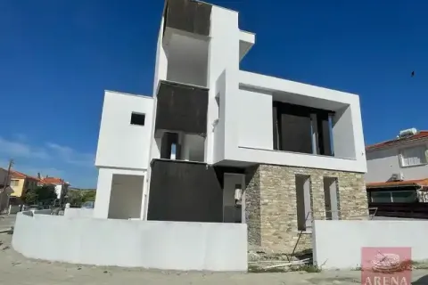 6 bedrooms Villa in Oroklini, Cyprus No. 31555 1