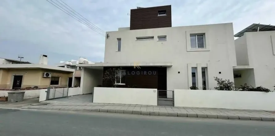 5 bedrooms House in Livadia, Cyprus No. 29175