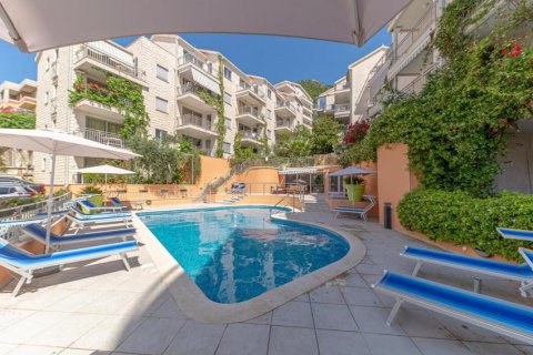 2 dormitorios Apartment en Budva, Montenegro No. 66716 1