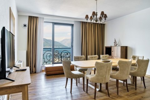 3 dormitorios House en Tivat, Montenegro No. 66829 2