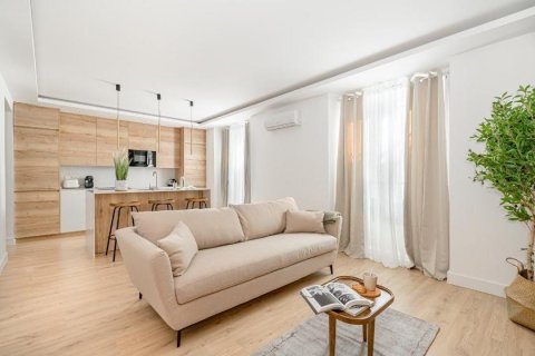 3 bedrooms Apartment in Madrid, Spain No. 27518 1