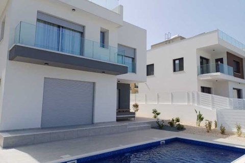 3 bedrooms House in Chloraka, Cyprus No. 31389 2