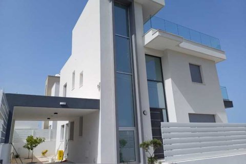 3 bedrooms House in Chloraka, Cyprus No. 31389 1