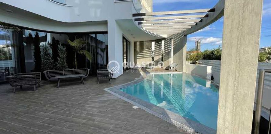 5 bedrooms Villa in Germasogeia, Cyprus No. 65541