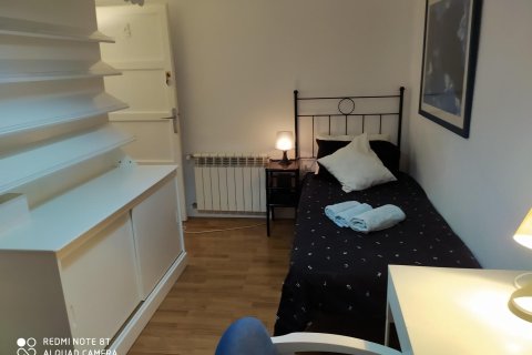 5 dormitorios Apartment en Madrid, Spain No. 27865 12