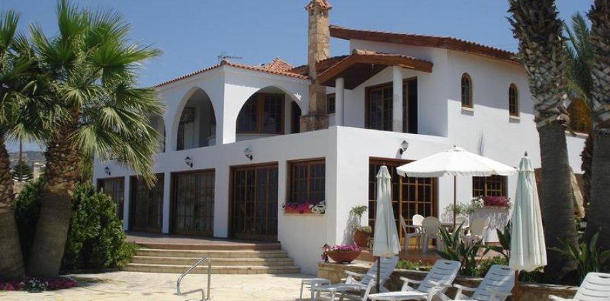 4 bedrooms Villa in Tala, Cyprus No. 39161