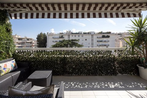 2 dormitorios Apartment en Cannes, France No. 68042 3