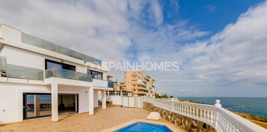 4 bedrooms Villa in Torrevieja, Spain No. 26657