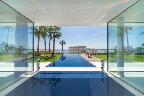 5 bedrooms Villa in Cannes, France No. 69153 3