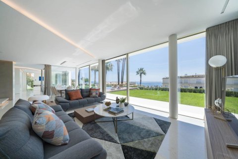 5 bedrooms Villa in Cannes, France No. 69153 8