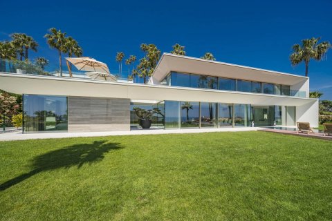 5 bedrooms Villa in Cannes, France No. 69153 1