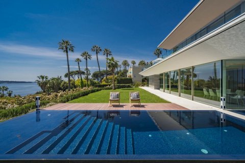 5 bedrooms Villa in Cannes, France No. 69153 2