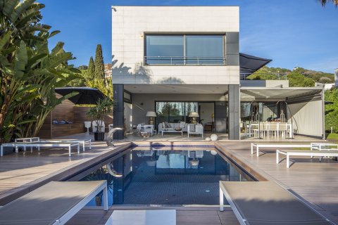 5 bedrooms Villa in Barcelona, Spain No. 26068 1