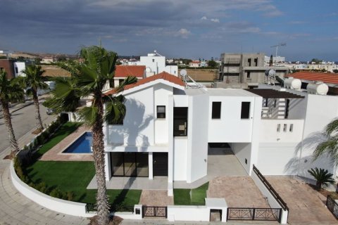 4 bedrooms Villa in Pyla, Cyprus No. 36667 12