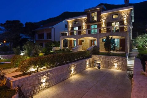 4 bedrooms Villa in Prcanj, Montenegro No. 66978 1