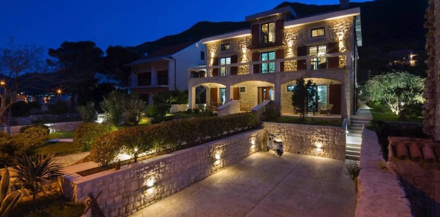 4 bedrooms Villa in Prcanj, Montenegro No. 66978