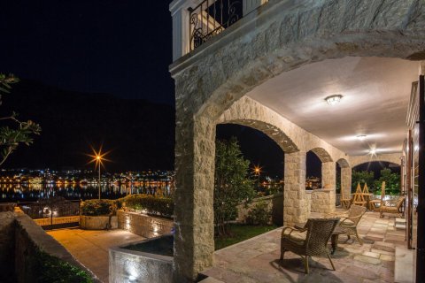 4 bedrooms Villa in Prcanj, Montenegro No. 66978 3