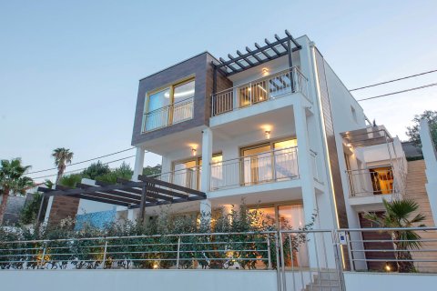 4 bedrooms Villa in Krashichi, Montenegro No. 66999 1