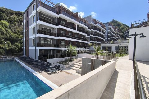 5+1 Apartment en Golcuk, Turkey No. 14243 27