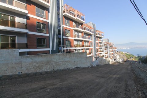 5+1 Apartment in Golcuk, Turkey No. 14243 6