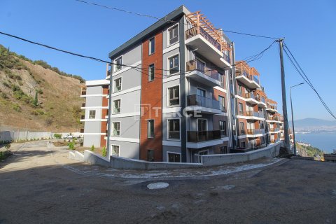 5+1 Apartment in Golcuk, Turkey No. 14243 7