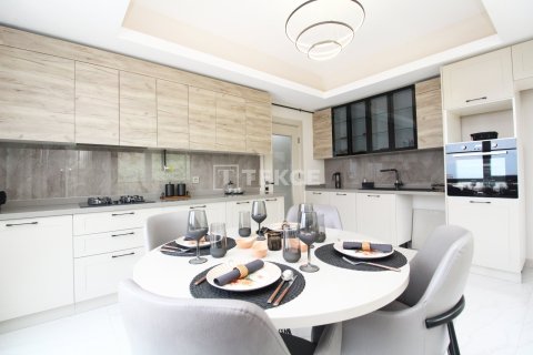 5+1 Apartment en Golcuk, Turkey No. 14243 23