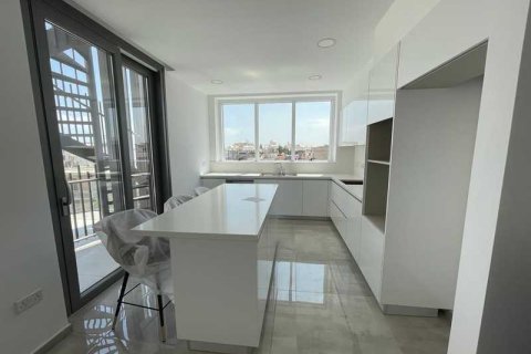 3 bedrooms Penthouse in Limassol, Cyprus No. 33575 2