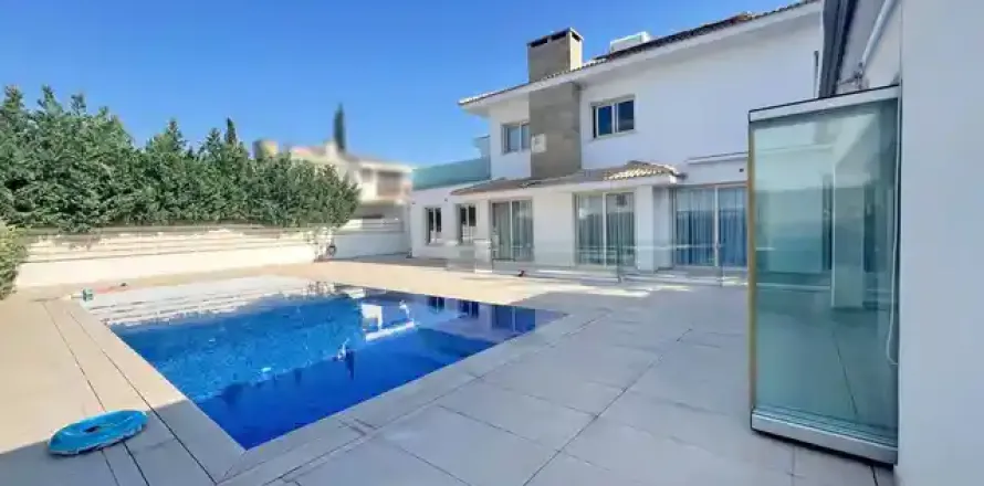 4 bedrooms House in Oroklini, Cyprus No. 31252