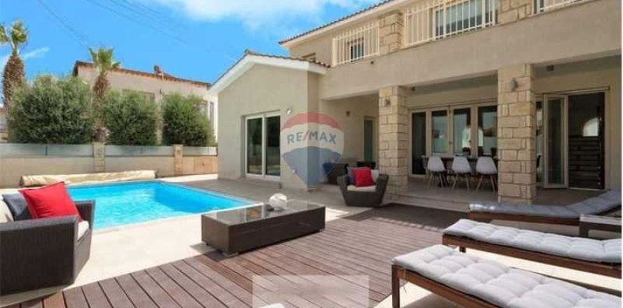 6 bedrooms Villa in Paphos, Cyprus No. 30587