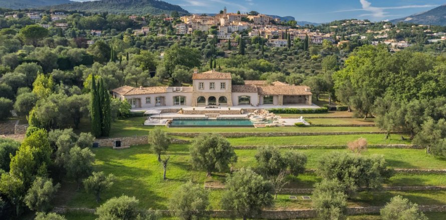 5 bedrooms Villa in Chateauneuf-Grasse, France No. 67228