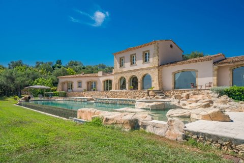 5 bedrooms Villa in Chateauneuf-Grasse, France No. 67228 3