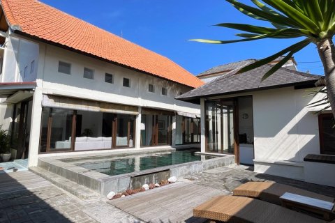 4 bedrooms Villa in Denpasar, Indonesia No. 23491 2