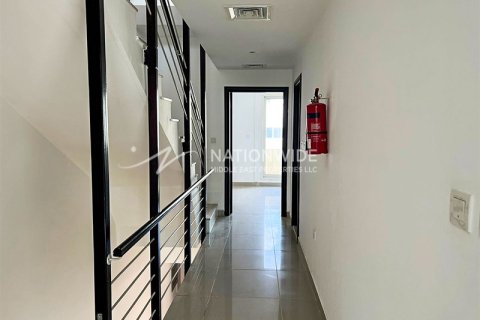 3 bedrooms Villa in Abu Dhabi, UAE No. 3439 3