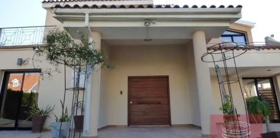 4 bedrooms Villa in Oroklini, Cyprus No. 31498