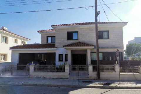 5 bedrooms Villa in Nicosia, Cyprus No. 31702 1