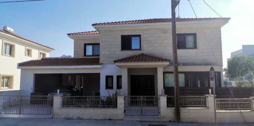 5 bedrooms Villa in Nicosia, Cyprus No. 31702