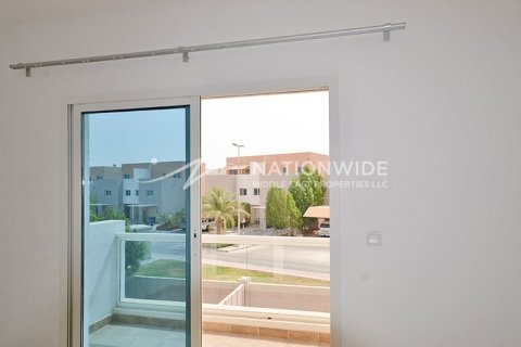 2 bedrooms Villa in Abu Dhabi, UAE No. 4432 3