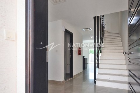 2 bedrooms Villa in Abu Dhabi, UAE No. 4432 10