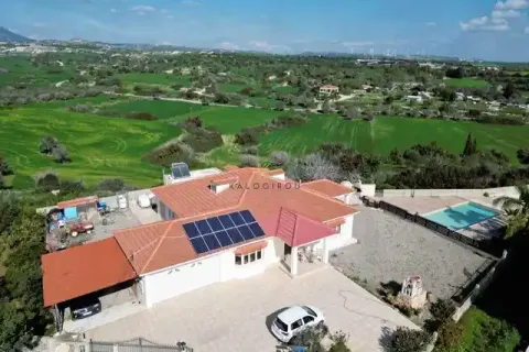 4 bedrooms House in Mazotos, Cyprus No. 32062 1