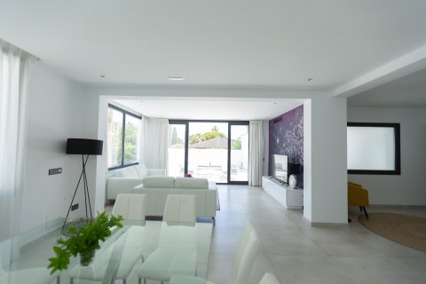 4 bedrooms Villa in Marbella, Spain No. 27403 12