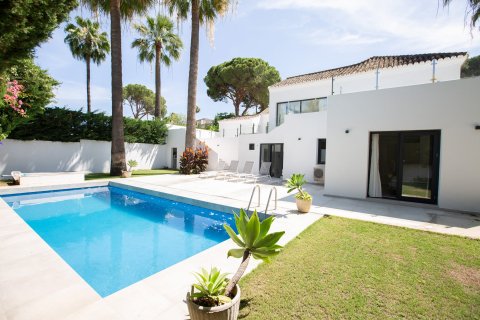 4 bedrooms Villa in Marbella, Spain No. 27403 1