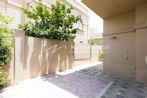 4 bedrooms Villa in Abu Dhabi Gate City, UAE No. 3682 2