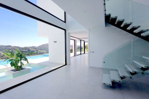 5 bedrooms Villa in Benahavis, Spain No. 27413 9